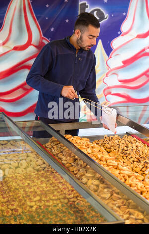 MARSAXLOKK, MALTE - 11 janvier 2015 : biscuit et cookie vendeur au marché de Marsaxlokk, l'une des principales caractéristiques especial Banque D'Images