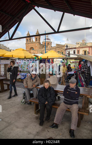 MARSAXLOKK, MALTE - 11 janvier 2015 : les personnes à Marsaxlokk market, l'une des principales caractéristiques en particulier le dimanche. Banque D'Images