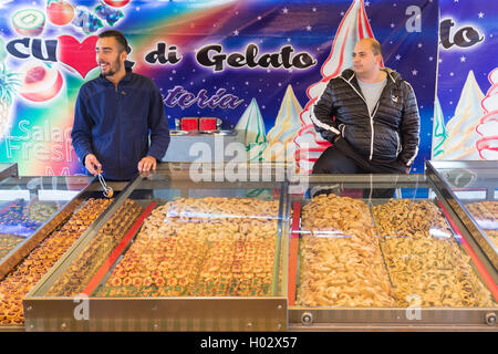 MARSAXLOKK, MALTE - 11 janvier 2015 : biscuits et des vendeurs au marché de Marsaxlokk cookie, l'une des principales caractéristiques especial Banque D'Images