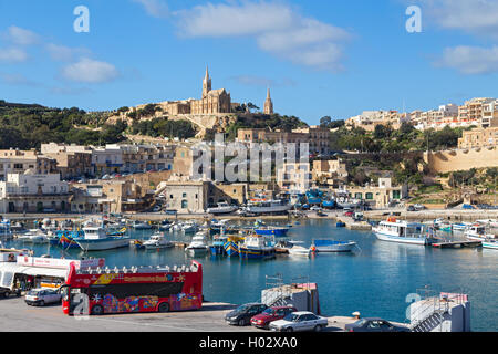 MGARR, MALTE - 13 janvier 2015 : Mgarr Harbour avec vue sur l'église de Notre Dame de Lourdes sur le haut de la colline, l'île de Gozo. Banque D'Images