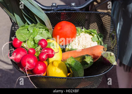 Location panier rempli de légumes frais du marché. Banque D'Images