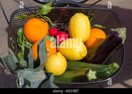 Location panier rempli de fruits et légumes du marché. Banque D'Images