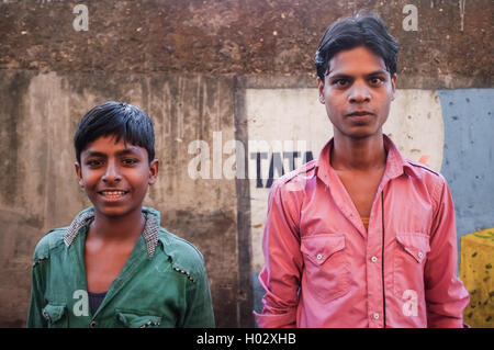 MUMBAI, INDE - 12 janvier 2015 : les jeunes hommes indiens à Dharavi slum Banque D'Images