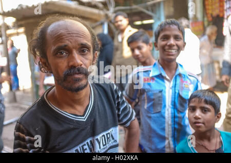 MUMBAI, INDE - 12 janvier 2015 : Portrait d'un homme à Dharavi slum, le plus grand bidonville de Mumbai. Banque D'Images