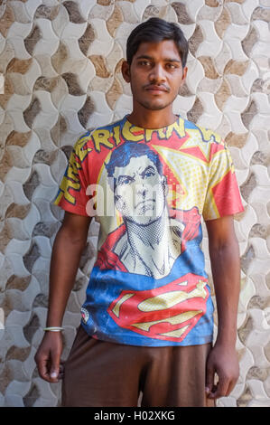 MUMBAI, INDE - 11 janvier 2015 : Indian man avec Superman T-shirt. Banque D'Images