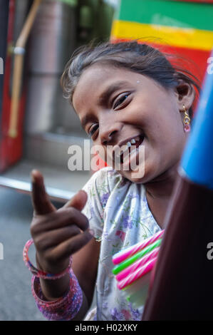 MUMBAI, INDE - 11 janvier 2015 : enfant indien sur les rues de Mumbai la vente de stylos. Banque D'Images