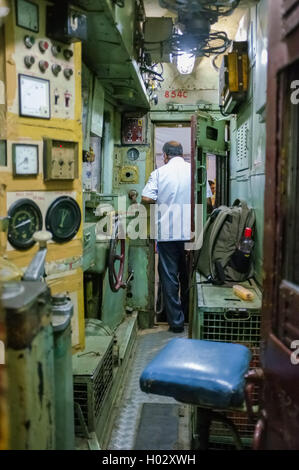 MUMBAI, INDE - 10 janvier 2015 : conducteur de train indien sur la Gare Chhatrapati Shivaji. Banque D'Images