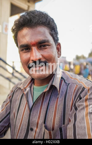 KAMALAPURAM, INDE - 02 février 2015 : Indian man sur un marché proche de Hampi Banque D'Images