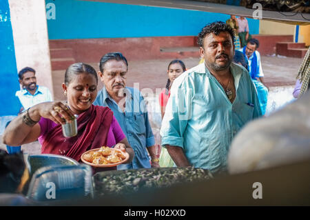 KAMALAPURAM, INDE - 02 février 2015 : couple indien Vente de denrées alimentaires sur un marché proche de Hampi Banque D'Images