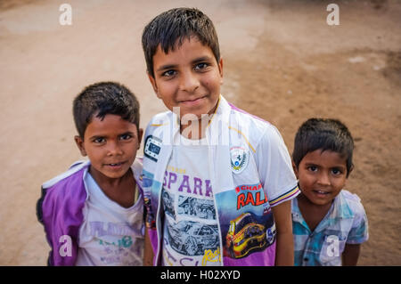 KAMALAPURAM, INDE - 02 février 2015 : Trois garçons indiens standing in street Banque D'Images