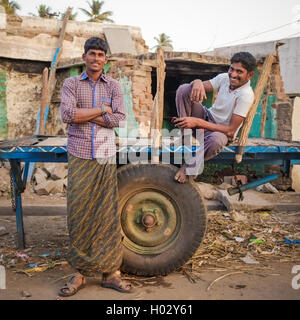 KAMALAPURAM, INDE - 02 février 2015 : les hommes Indiens sur la remorque de détente Banque D'Images