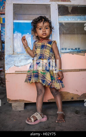 KAMALAPURAM, INDE - 02 février 2015 : Indian enfant debout à l'intérieur d'une boutique sur un marché proche de Hampi Banque D'Images