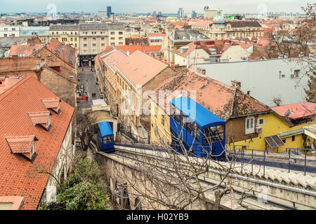 ZAGREB, CROATIE - 12 mars 2015 : Le vieux funiculaire de Zagreb qui amène les passagers de la partie inférieure à la partie supérieure de Zagreb jamais Banque D'Images