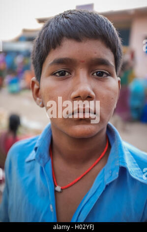 KAMALAPURAM, INDE - 02 février 2015 : jeune Indien sur un marché proche de Hampi Banque D'Images