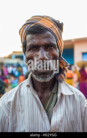 KAMALAPURAM, INDE - 02 février 2015 : homme d'âge moyen sur un marché proche de Hampi portant un foulard Banque D'Images