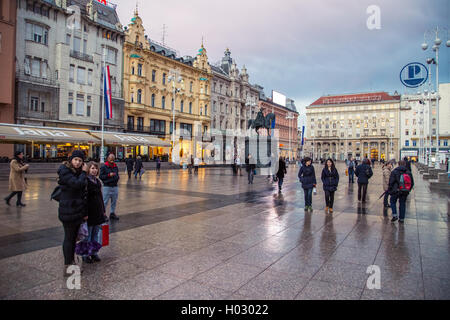 ZAGREB, CROATIE - 11 mars 2015 : place principale de Zagreb avec Ban Josip Jelacic statue et les édifices sur une soirée. Banque D'Images