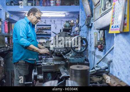 JODHPUR, INDE - 17 février 2015 : mécanicien travaillant tard en atelier avec des équipements et des machines. Banque D'Images