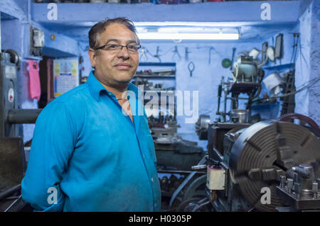 JODHPUR, INDE - 17 février 2015 : mécanicien travaillant tard en atelier avec des équipements et des machines. Banque D'Images