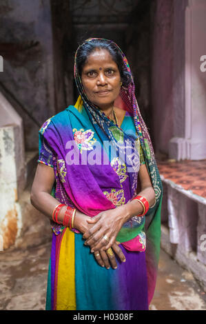 VARANASI, INDE - 20 février 2015 : femme indienne en sari coloré avec bindi se trouve dans la rue. Banque D'Images