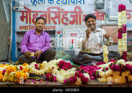 JODHPUR, INDE - 17 février 2015 : deux hommes vendre des fleurs sur la nuit du festival. Banque D'Images