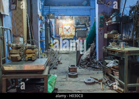 JODHPUR, INDE - 17 février 2015 : atelier de mécanique vide avec un petit temple de Shiva dans l'arrière-plan. Banque D'Images