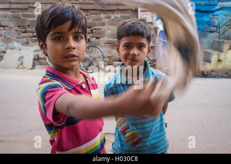 JODHPUR, INDE - 17 février 2015 : deux garçons sur la rue imbécile autour avec rdp. Banque D'Images