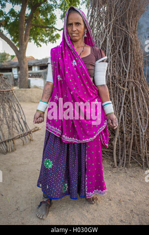 Région GODWAR, INDE - 12 février 2015 : Tribeswoman décoré avec des tatouages sur le visage, bijoux et bracelets de bras supérieur Banque D'Images