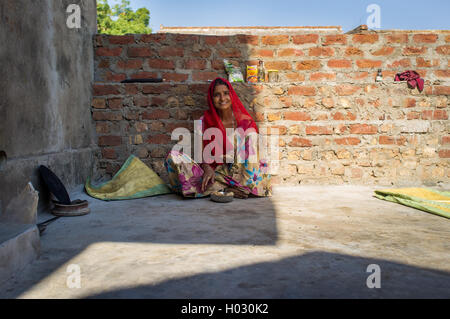 Région GODWAR, INDE - 13 février 2015 : femme indienne en sari est assis et mange chapati pour le petit-déjeuner. Banque D'Images