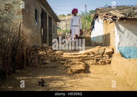 Région GODWAR, INDE - 13 février 2015 : Rabari tribesman est en cour d'accueil portant des vêtements traditionnels. Rabari ou Rew Banque D'Images