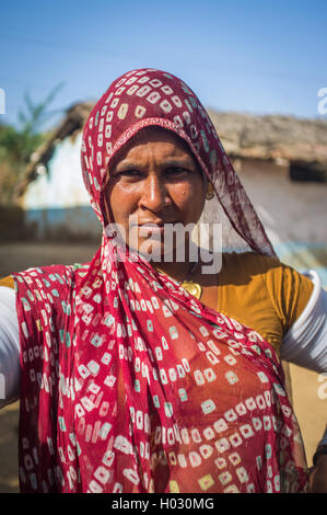 Région GODWAR, INDE - 13 février 2015 : Rabari tribeswoman en sari traditionnel décoré avec des bracelets de bras. Rabari ou re Banque D'Images