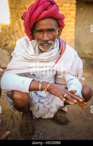 Région GODWAR, INDE - 14 février 2015 : personnes âgées Rabari tribesman avec turban rouge et une couverture autour des épaules. Rabari ou re Banque D'Images