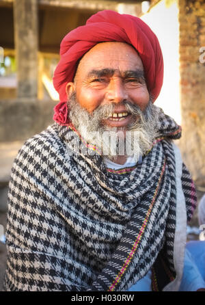 Région GODWAR, INDE - 14 février 2015 : personnes âgées Rabari tribesman avec turban rouge et une couverture autour des épaules. Rabari ou re Banque D'Images