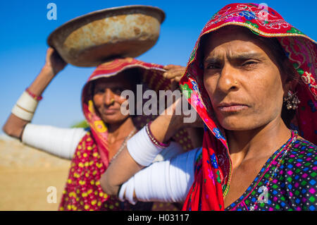 Région GODWAR, INDE - 14 février 2015 : stand Rabari tribeswomen dans le champ Port ailleurs et supérieure du bras de bracelets. On équilibre Banque D'Images