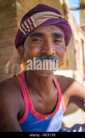 Région GODWAR, INDE - 14 février 2015 : mécanicien avec moustache portant foulard et grandes boucles d'or se trouve à l'extérieur de worksho Banque D'Images