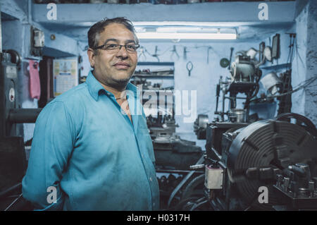 JODHPUR, INDE - 17 février 2015 : mécanicien travaillant tard en atelier avec des équipements et des machines. Post-traités avec Banque D'Images