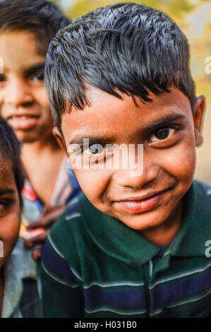 HAMPI, INDE - 31 janvier 2015 : jeune Indien avec des amis en arrière-plan Banque D'Images