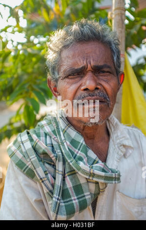 HAMPI, INDE - 31 janvier 2015 : personnes âgées indien foulard à carreaux Banque D'Images