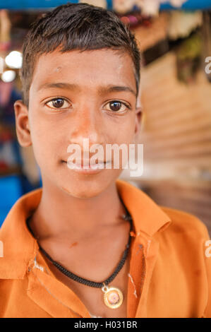 HAMPI, INDE - 31 janvier 2015 : Indian boy wearing necklace debout dans chai shop Banque D'Images