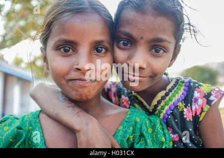 HAMPI, INDE - 31 janvier 2015 : Deux filles indiennes hugging and smiling Banque D'Images