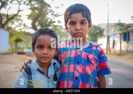 HAMPI, INDE - 31 janvier 2015 : deux garçons indiens hugging in street Banque D'Images