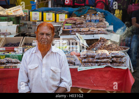 MUMBAI, INDE - 11 janvier 2015 : vendeur de rue avec barbe orange hennaed s'assoit à côté de street, wc séparés. Il y a des hommes musulmans dye Banque D'Images