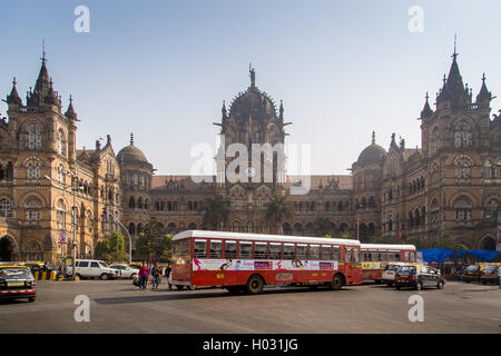 MUMBAI, INDE - 17 janvier 2015 : La gare Chhatrapati Shivaji est un site classé au patrimoine mondial et gare ferroviaire historique. Il s Banque D'Images