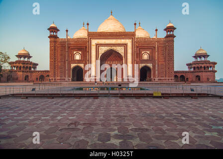 Sur le côté ouest de la mosquée du Taj Mahal. Banque D'Images