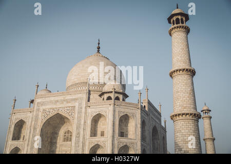 AGRA, INDE - 28 février 2015 : View of Taj Mahal de côté nord-est. Post-traités avec le grain, la texture et l'effet de couleur. Banque D'Images