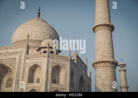 AGRA, INDE - 28 février 2015 : View of Taj Mahal de côté nord-est. Post-traités avec le grain, la texture et l'effet de couleur. Banque D'Images