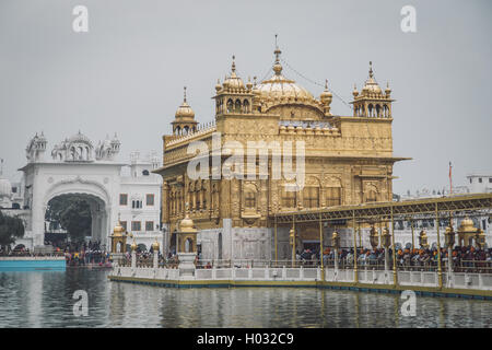 AMRITSAR, INDE - 01 mars 2015 : Pèlerins au Temple d'Or, le plus sacré des gurdwaras sikhs dans le monde. Poste a traité avec la texture Banque D'Images