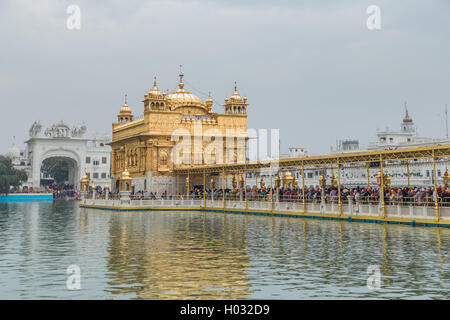 AMRITSAR, INDE - 01 mars 2015 : Pèlerins au Temple d'Or, le plus sacré des gurdwaras sikhs dans le monde. Banque D'Images