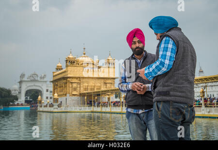 AMRITSAR, INDE - 01 mars 2015 : Pèlerins au Temple d'Or, le plus sacré des gurdwaras sikhs dans le monde. Banque D'Images