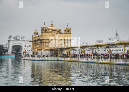 AMRITSAR, INDE - 01 mars 2015 : Pèlerins au Temple d'Or, le plus sacré des gurdwaras sikhs dans le monde. Poste a traité avec la texture Banque D'Images