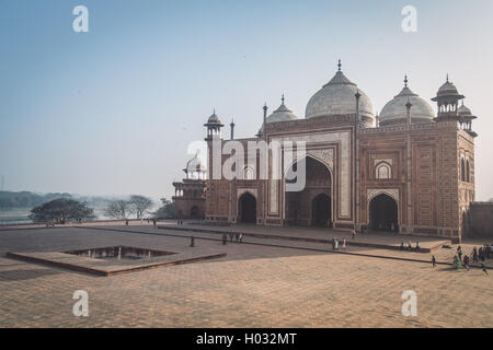 AGRA, INDE - 28 février 2015 : Avis de Mihman Khana de l'Asie du côté du Taj Mahal. Post-traités avec grain, texture et c Banque D'Images